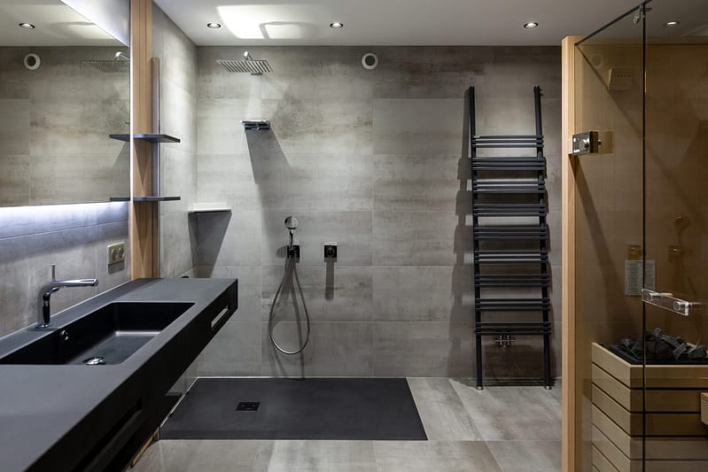 un sauna dans une salle de bain